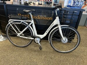 #8 CRESCENT EL-CYKEL VIT ELIN 28"