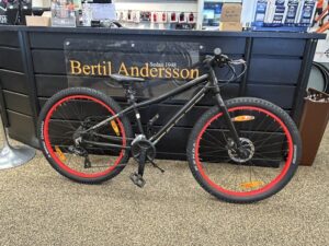 #17 SCOTT SCALE 26" SVART (BAYERN TEMA)